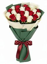 Букет Микс из красных и белых роз в Озерах