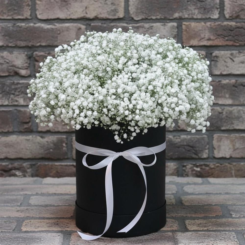 Цветочная композиция из Гипсофила в шляпной коробке в Озерах