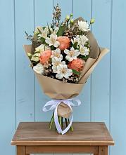 Букет цветов из:  Альстромерии, Лизиантусы, Розы и Хризантемы в Озерах