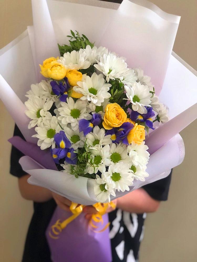 Букет цветов из: Ирисы, Хризантемы и Розы в Озерах