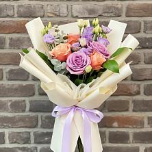 Букет цветов из:  Лизиантусы и Розы в Озерах