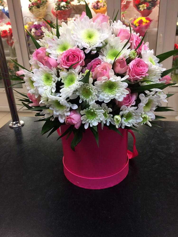 Цветочная композиция из Розы и Хризантемы в шляпной коробке в Озерах