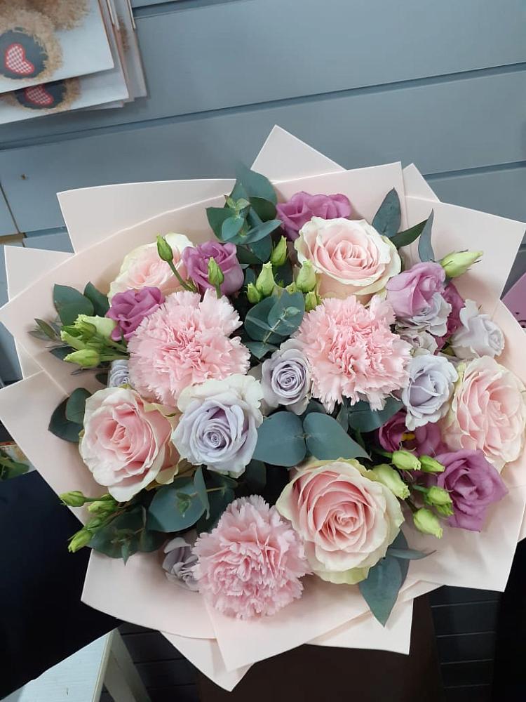 Букет цветов из: Розы, Гвоздики и Лизиантусы в Озерах